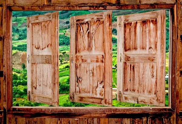 ビューの山と古い木製の窓 — ストック写真