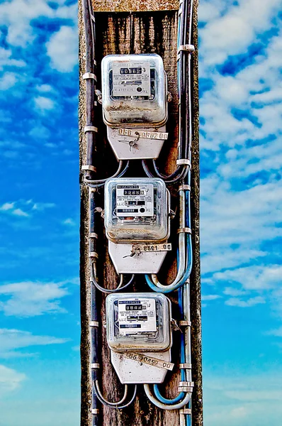 Eski elektrik metre mavi gökyüzü arka plan üzerinde — Stok fotoğraf