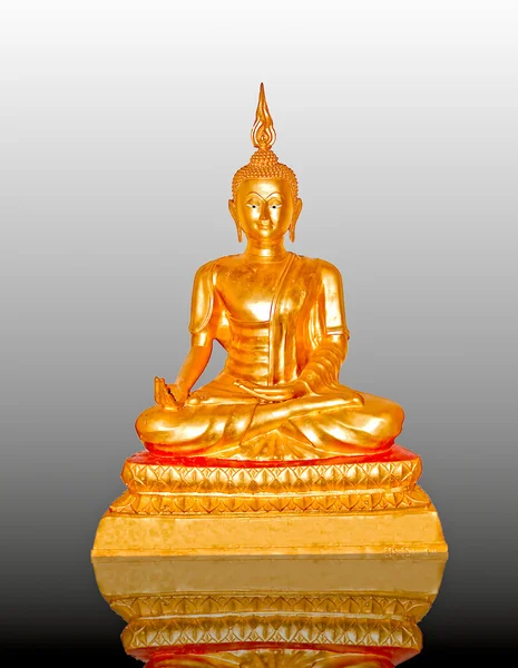 De status van de Boeddha op weerspiegelen achtergrond — Stockfoto