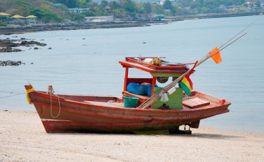 kum plajı üzerinde eski balıkçı teknesi