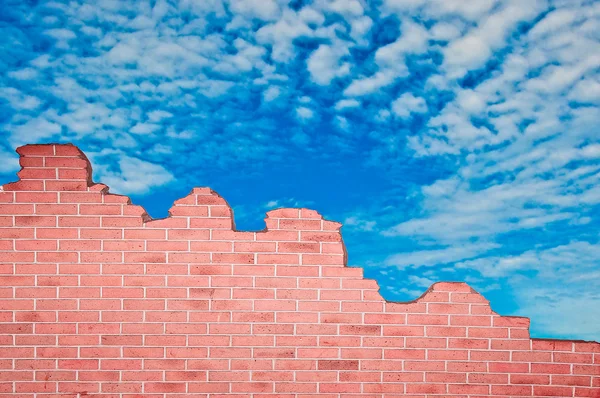 푸른 하늘 배경 brickwall의 파 멸 — 스톡 사진