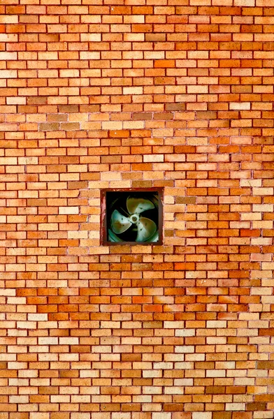 Eski brickwall ve egzoz fan — Stok fotoğraf