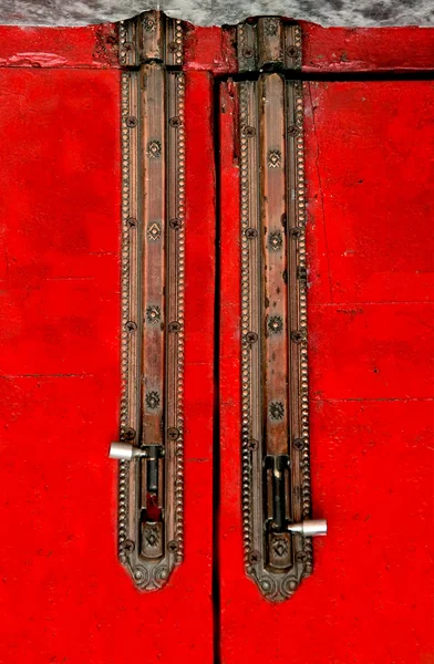 A fechadura de ferro com porta de madeira vermelha — Fotografia de Stock