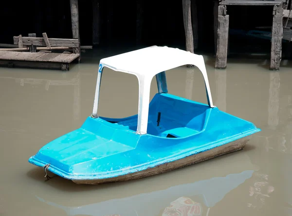 De kleine pedaal boot op de rivier — Stockfoto