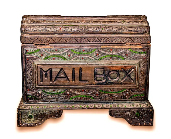 Стара дерев'яна поштова скринька ізольована на білому тлі — стокове фото