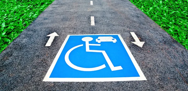 O parque de estacionamento reservado para deficientes na estrada — Fotografia de Stock
