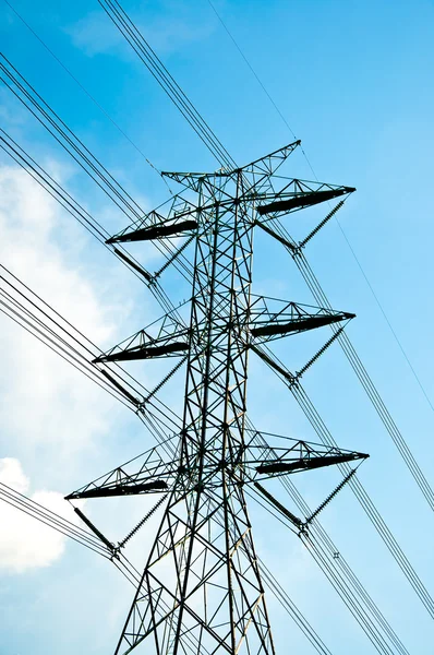 El pilón de electricidad sobre fondo azul del cielo —  Fotos de Stock