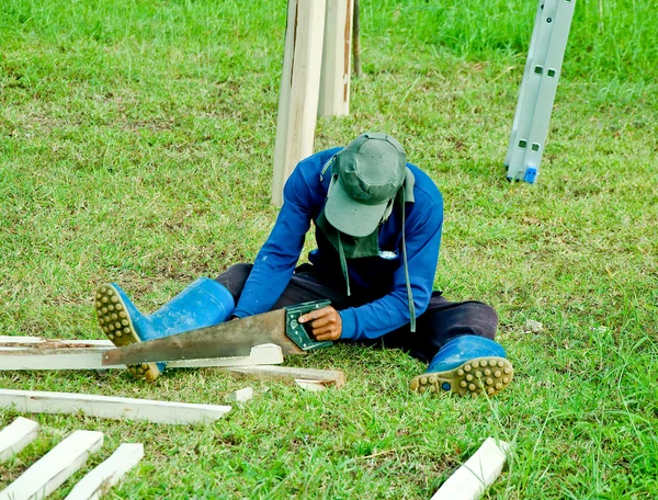 De mannen van de werknemer hout snijden — Stockfoto