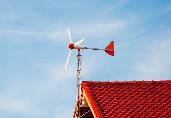 De windturbine op dak thuis — Stockfoto