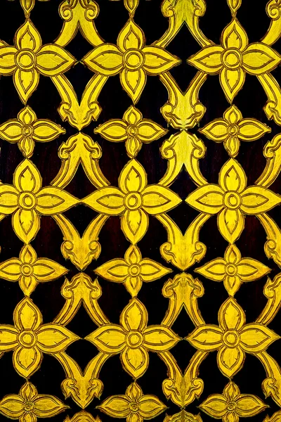 泰式木料上的金色花纹 — 图库照片