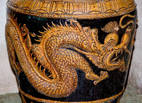 Скульптура дракона на банці — стокове фото