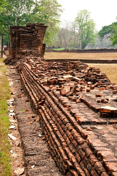 The Old ruin brick wall of Si Satchanalai historical park at suk — Stock Photo, Image