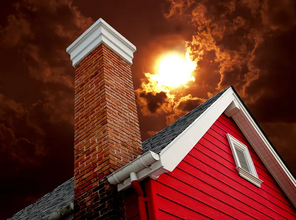 La vieille maison avec cheminée sur fond de soleil — Photo