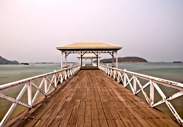El hermoso puente viejo en la isla de Sri chang en sriracha ampor  , —  Fotos de Stock