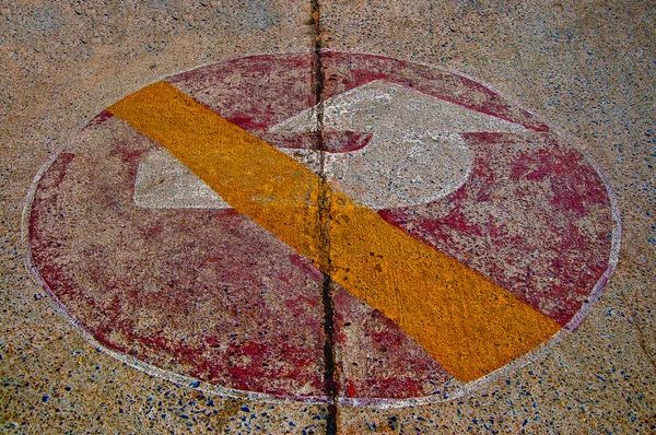 Znak nie zwracają na podłodze drogi — Zdjęcie stockowe