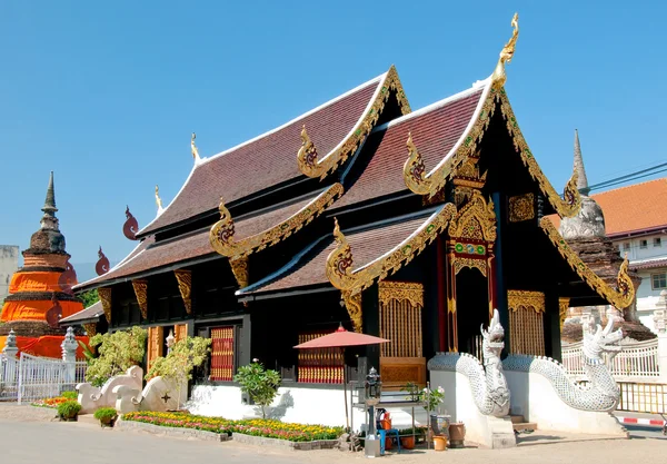 La Hermosa del templo en la provincia chiangmai, Tailandia —  Fotos de Stock