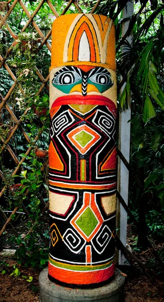 토템 기둥의 다채로운 — 스톡 사진