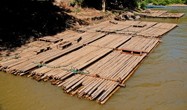Плавание на бамбуковом плоту — стоковое фото