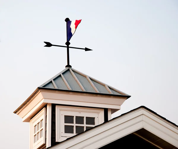 De oude windwijzer op dak — Stockfoto