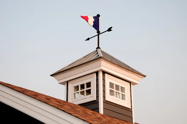A velha palheta meteorológica no telhado — Fotografia de Stock
