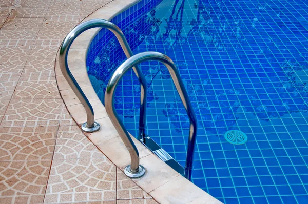 The Closeup of swimming pool with staircase at hotel — Stockfoto