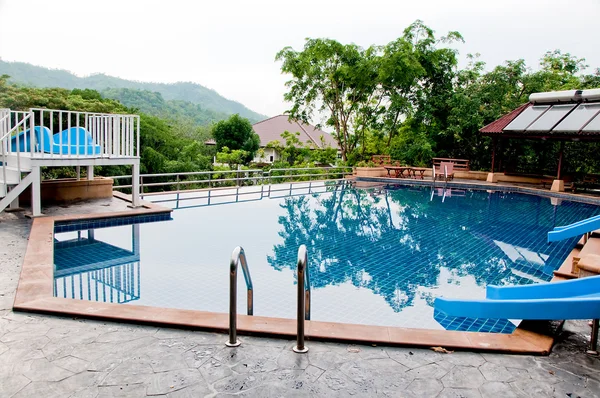 A piscina no hotel — Fotografia de Stock