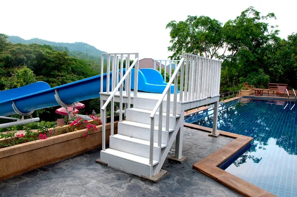 A escada de madeira para tubo de corrediça de água para a piscina — Fotografia de Stock