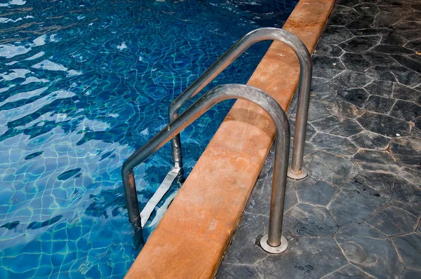 Крупный план бассейна с лестницей в отеле — стоковое фото