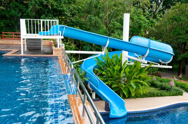 El tobogán de agua de la piscina en el bosque —  Fotos de Stock