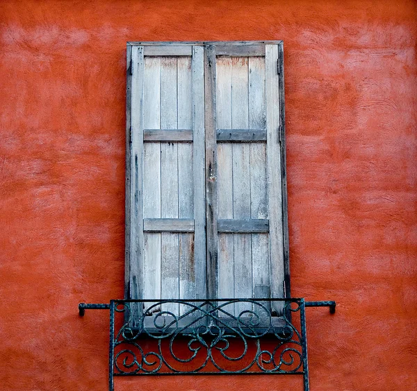 Das alte Fenster auf dem Hintergrund der Wand — Stockfoto