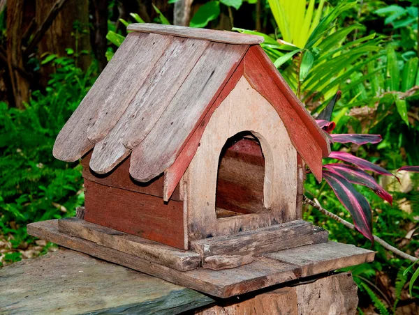 Το ξύλινο σπίτι πουλιών — Φωτογραφία Αρχείου
