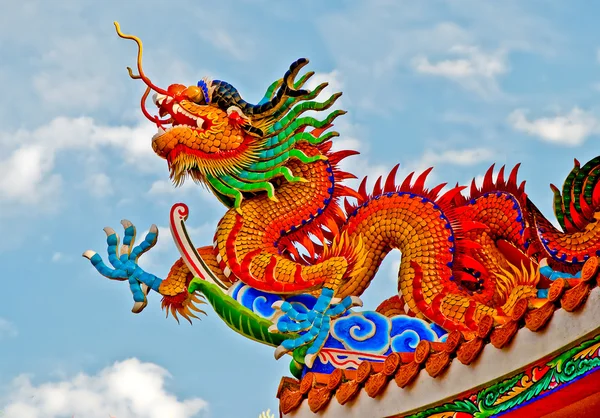 O Colorido de dragão no telhado da casa de joss — Fotografia de Stock