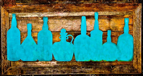 A garrafa de sinal de licor em madeira — Fotografia de Stock