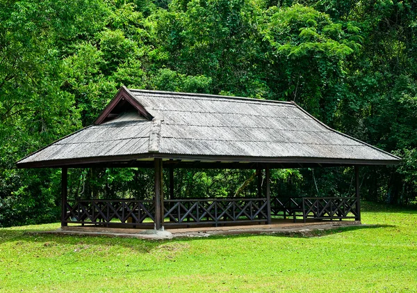 De houten paviljoen in park — Stockfoto