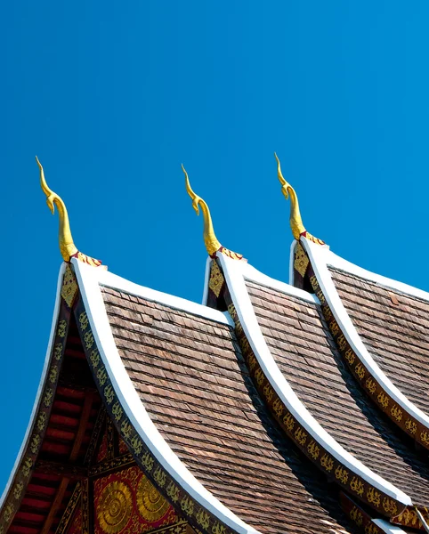 El techo Hermoso del templo sobre el fondo azul del cielo —  Fotos de Stock