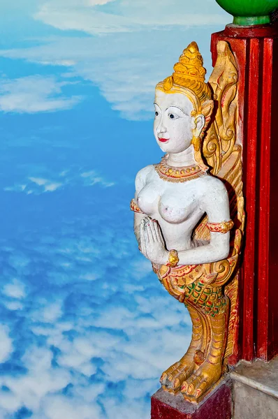 Die alte Skulptur von deva isoliert auf blauem Himmelhintergrund — Stockfoto