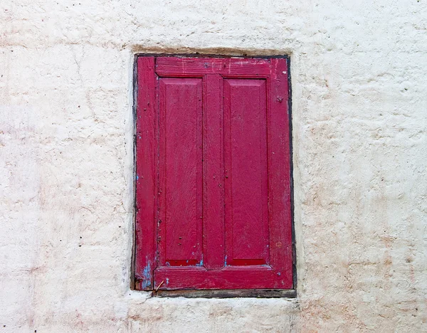 A janela Fechar na parede de cimento — Fotografia de Stock