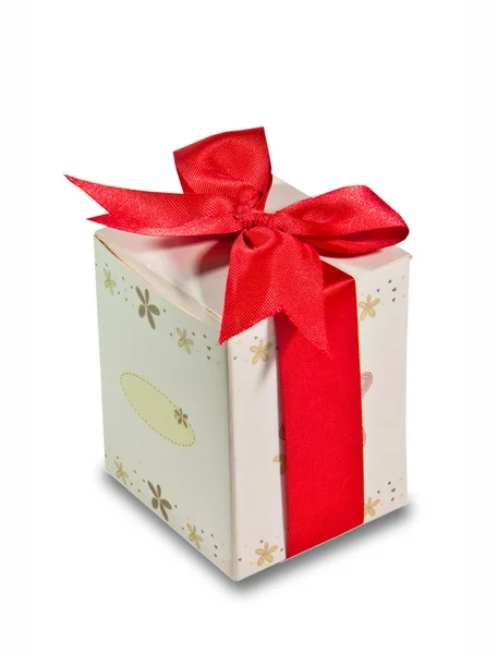 Красная лента с подарочной коробкой на белом фоне — стоковое фото