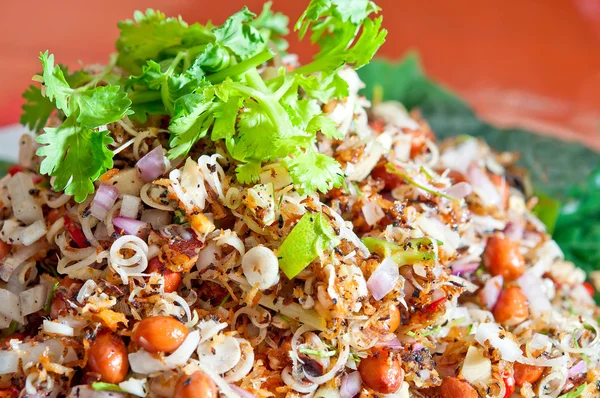 La collation nutritive de style thaï (Aliments enveloppés dans des feuilles  ) — Photo
