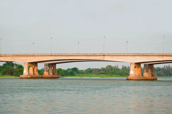 De brug over de rivier — Stockfoto