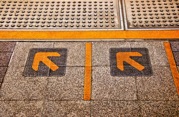 The Sign of yellow arrow on floor — Stock Photo, Image