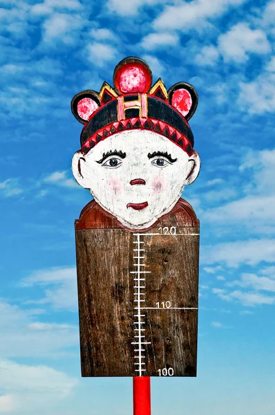 L'altezza di misura in legno del ragazzo isolato su sfondo bianco — Foto Stock