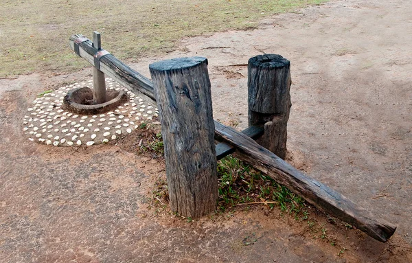 L'antico mortaio e pestello in legno — Foto Stock