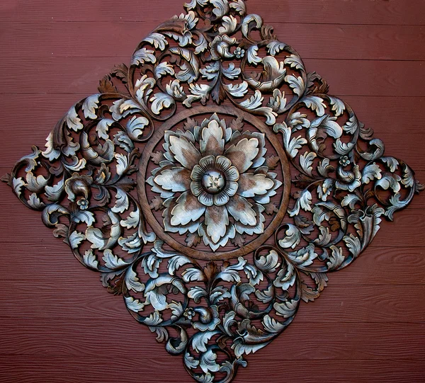 O ornamento de madeira de escultura velha de padrão de flor estilo tailandês — Fotografia de Stock