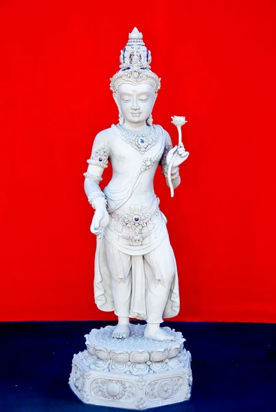 La sculpture Deva isolée sur fond rouge et bleu — Photo