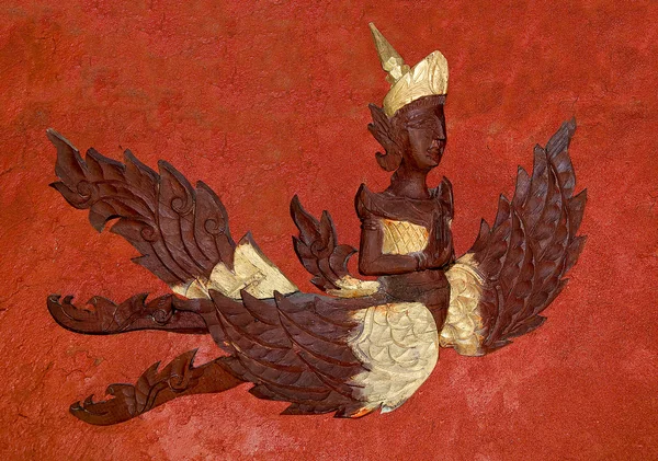 A madeira de escultura de kinnaree (pássaro feminino no conto de estilo tailandês ) — Fotografia de Stock