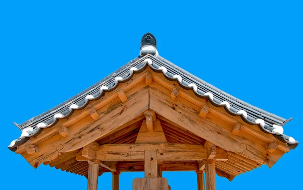 푸른 하늘 배경에서 한국 스타일의 고 대 지붕 — 스톡 사진