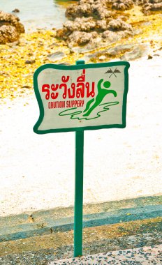 Sahilde kaygan dikkat işareti