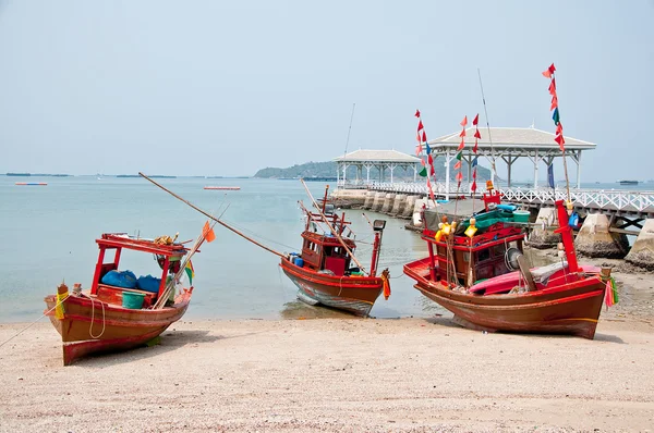 De oude vissersboot op zand strand — Stockfoto