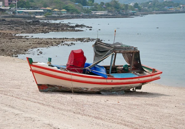 Barca de pescuit veche pe plaja de nisip — Fotografie, imagine de stoc